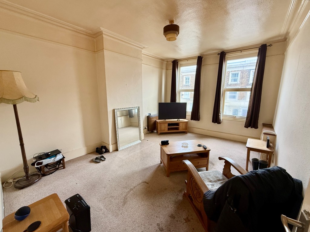 Lot: 30 - MIXED-USE DOUBLE-FRONTED BUILDING - 12 Grange Road - living room